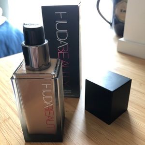 Huda Beauty #FauxFilter Foundation in Latte